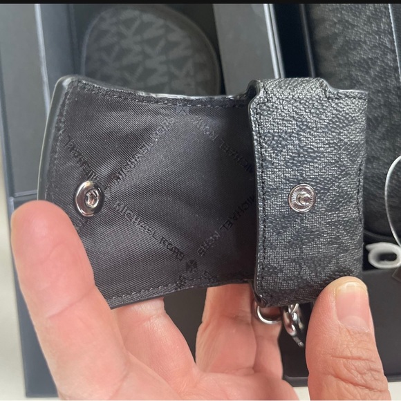 Michael Kors 3-In-1 Logo Travel Gift Set, New in Gift Box - Picture 13 of 15